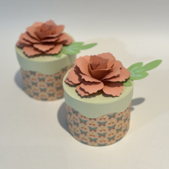 Caixa redonda c/ flor 3D + tag_PF